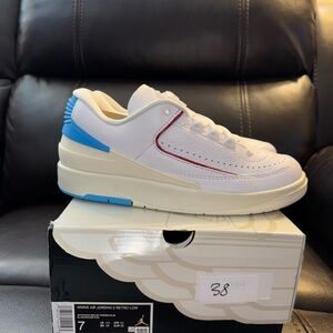 Women’s NIKE AIR JORDAN 2 RETRO LOW  Size 7 New In The Box